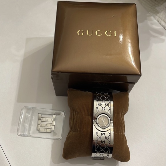 Gucci Bangle Twirl Watch with GG Engraved on silver - Picture 7 of 9